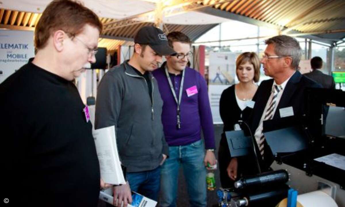 Vor dem Ausstellungsbereich dröhnten die Motoren – drinnen informierten 25 Hersteller über neue Produkte und Lösungen