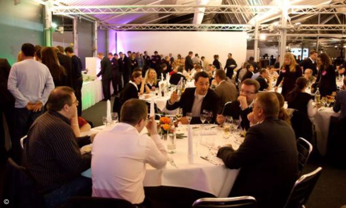 Entspannte Atmosphäre: Dinner-Buffet und anschließende „Open Bar“ am Abend im Mobil-1-Haus am Hockenheimring