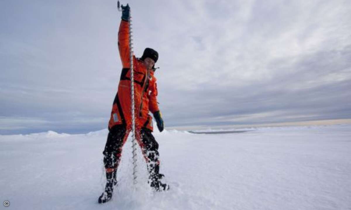 Aufbohren der Eisdecke: Tor Ivan Karlsen