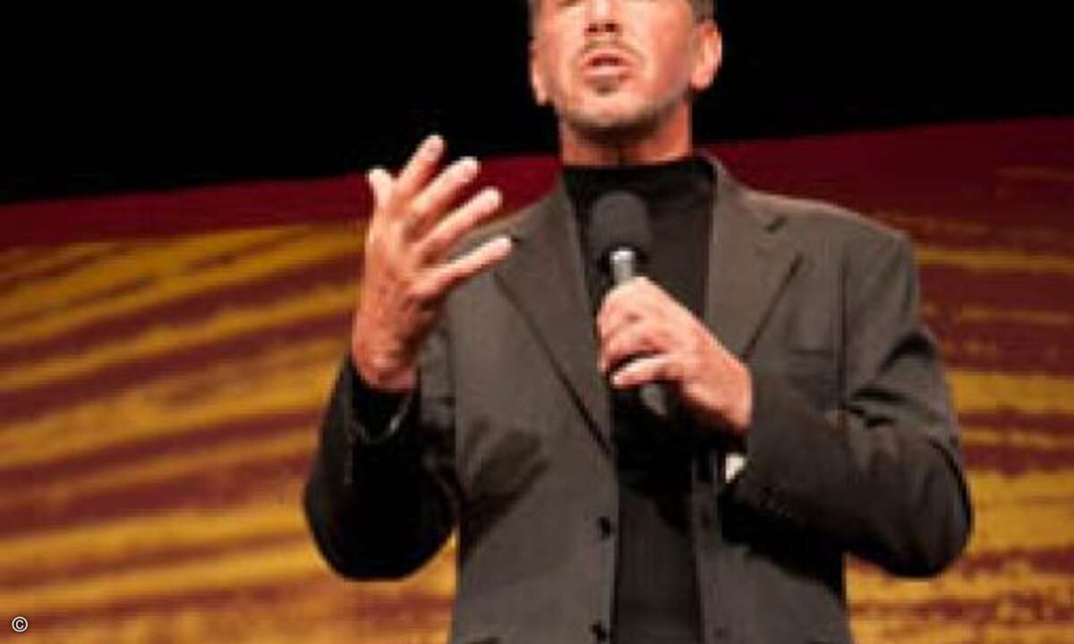 Der Oracle-CEO ist 2010 zwar 66 Jahre alt geworden, doch die Larry-Show ging weiter. Nicht nur dass nicht Schluss war: Gründervater Ellison schien sein Unternehmen geradezu neu erfinden zu wollen. Seit der Sun-Übernahme versteht er sich als Kompletta