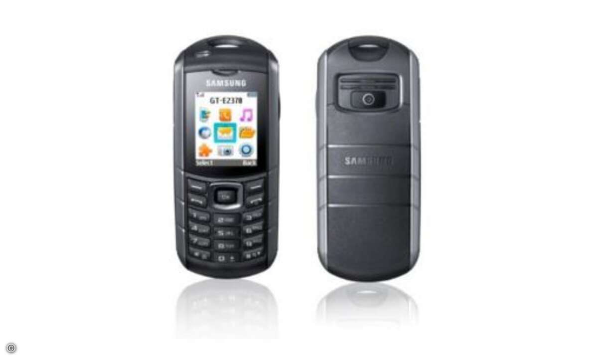 Samsung E2370: Die günstige Variante Wem wirklich ein Handy zum Telefonieren und SMS verschicken genügt, bekommt hier ein Ausdauerwunder mit 2000 mAh großem Akku. Die Ausstattung ist schlicht, eine LED als Taschenlampen-Ersatz gibt's aber auch hier.