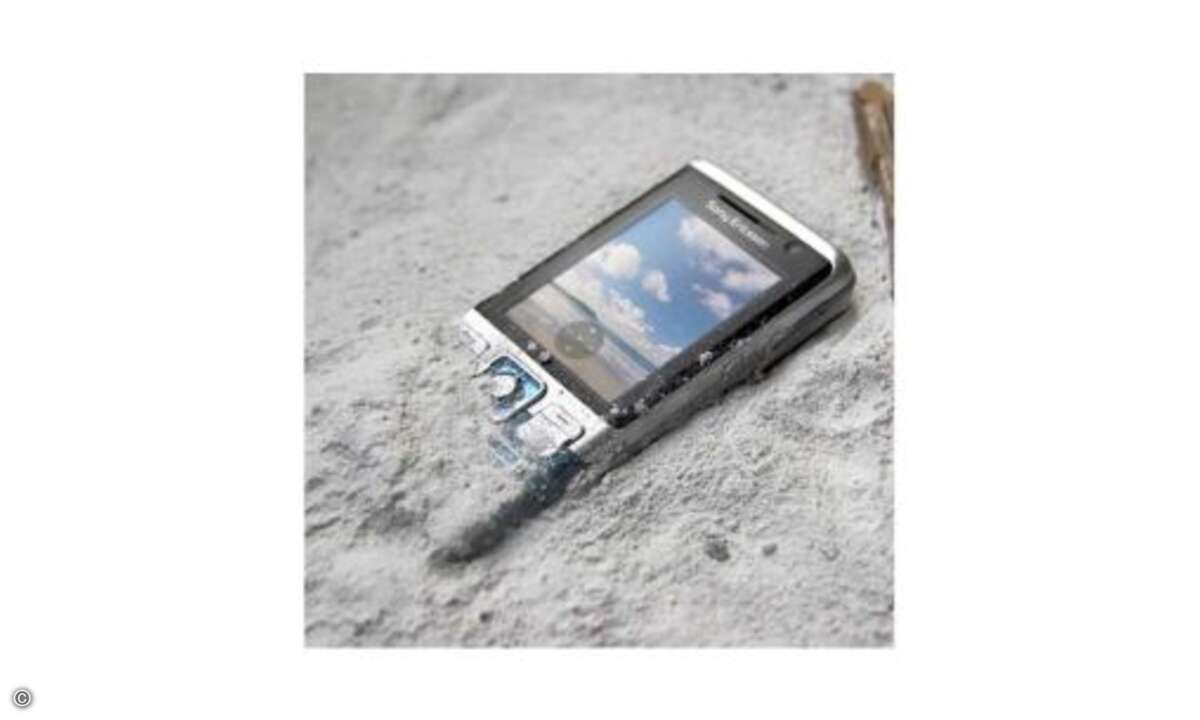Sony Ericsson C702: Das Kamera-Handy Das Sony Ericsson C702 bietet eine 3,2-Megapixel-Kamera mit Autofokus und die Möglichkeit, die Fotos dank integriertem GPS-Empfänger gleich mit den Positionsdaten ihrer Entstehung zu versehen. Was bei etwas besser