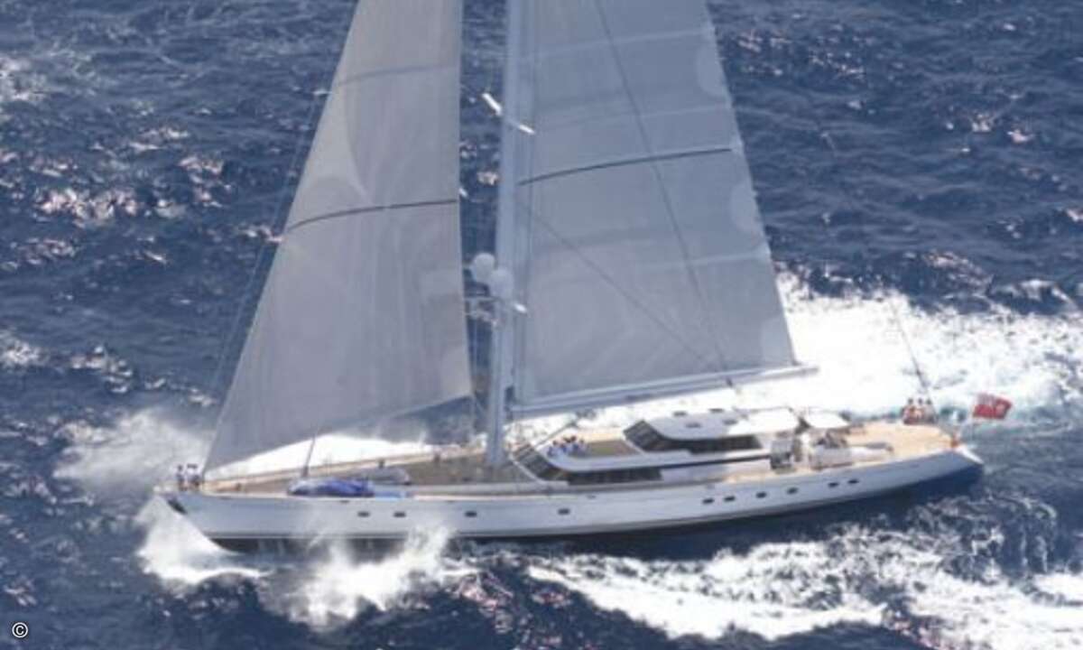 Zudem ist Clarke dem Trend zur Zweit-Yacht gefolgt und ist auch Besitzer der 47 Meter langen