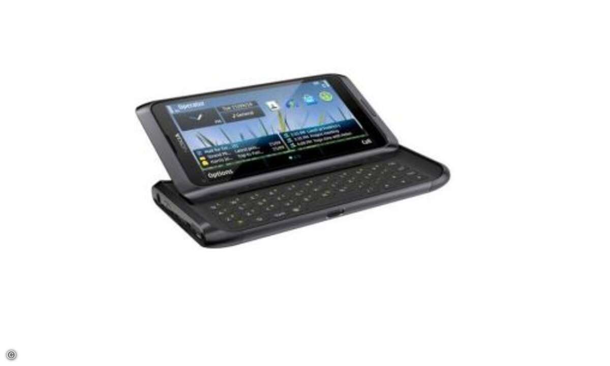 Eigentlich sollte das E7 bereits jetzt verfügbar sein. Doch Nokia wollte noch einmal Hand anlegen. Das Symbianr-3-Modell mit QWERTZ-Tastatur soll schließlich ein adäquater Nachfolger für den Communicator werden, also ein robustes Arbeitsgerät, dass u