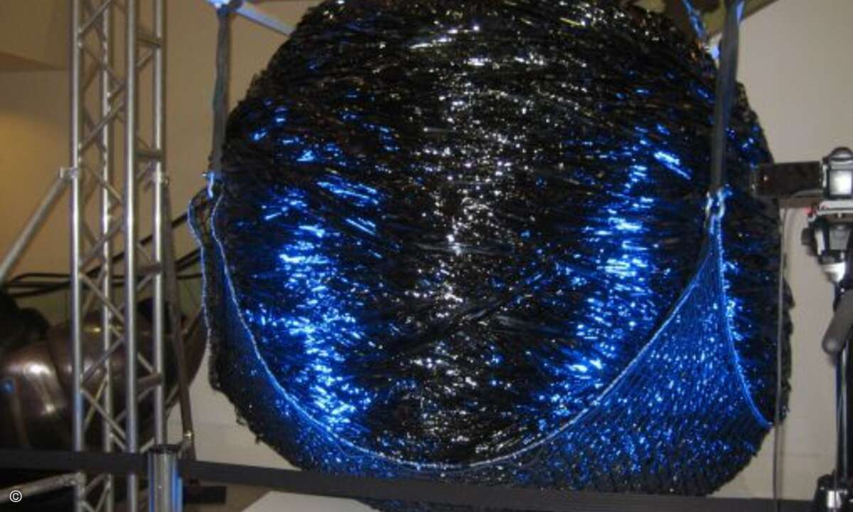 Nach London hatte EMC den größten Tape-Ball der Welt mitgebracht. Obwohl das Tapeband von London bis nach New York reichen würde, bietet es nur eine Speicherkapazität von 1,8 Petybyte