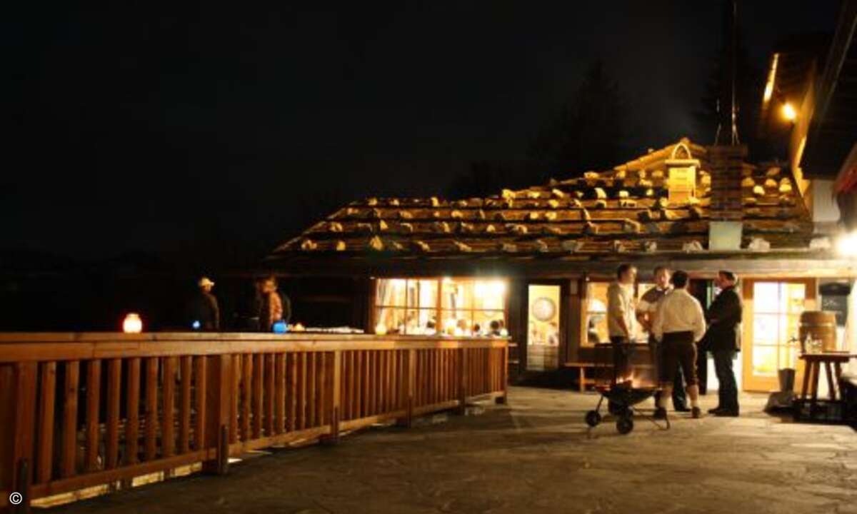 Der Berghof „Windbeutelbaron“ mit seiner einmaligen Lage bot den passenden Rahmen für den Bayerischen Abend: Ein herrlicher Blick auf Berchtesgaden bei Nacht begeisterte die Gäste