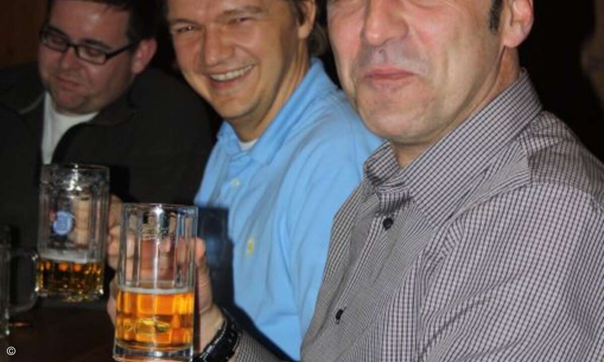 Auf ein erfolgreiches Jahr stießen Markus Rein, Michael Christlmeier und Klaus Gering an