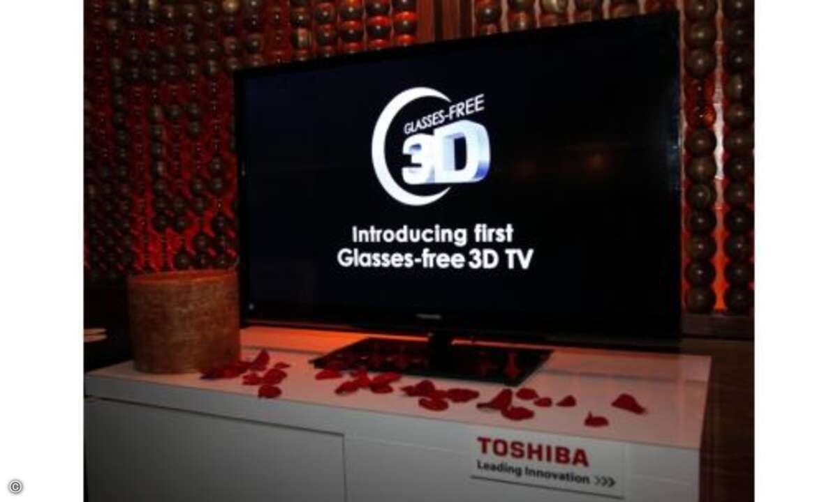 Brillenlos glücklich - Trotz weiter verbesserungswürdiger Technik zweifellos ein Highlight der CES: Toshibas 65-Zoll-Fernseher, der 3D-Fernsehen ohne Brille ermöglicht. Die Technologie legt Sichtpunkte so übereinander, dass der 3D-Effekt auch aus unt