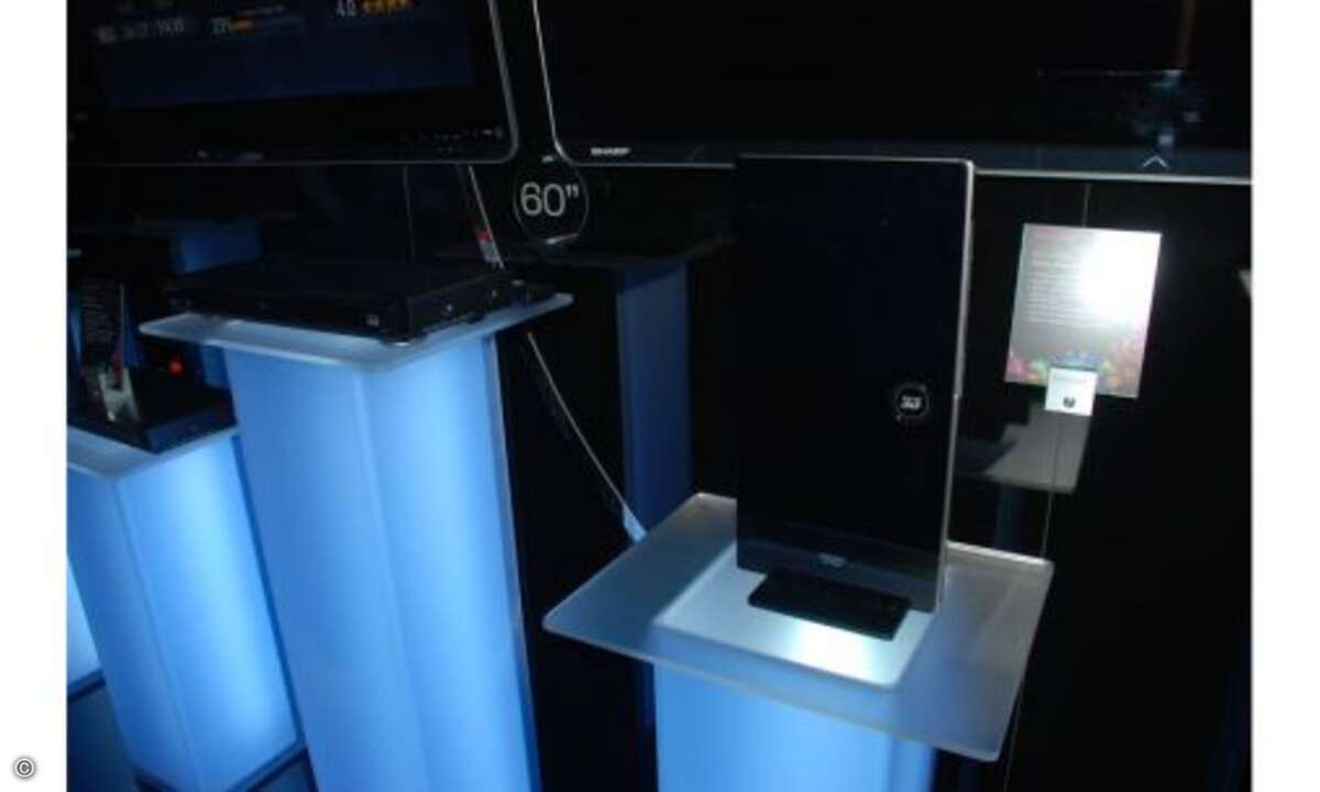 Schönling von Sharp: Mit dem BDHP90U reiht sich Sharp in die Riege der Hersteller ein, die bei 3D Blu-ray-Playern nicht nur mit Funktionalität und Qualität, sondern auch mit Design überzeugen wollen. Mit Standfuß ist der schlanke, hochglanz-schwarze
