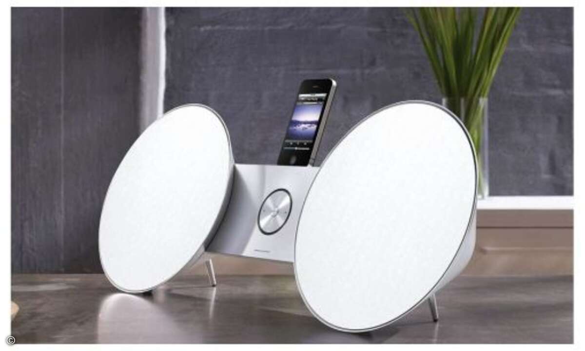 Bang & Olufsen lässt’s zum 85jährigen Firmenjubiläum krachen und sorgt mit der futuristischen Abspielstation Beosound 8 für Aufsehen. Deren stabile Aufnahme mit hinter dem Zuspieler liegender Stütze gewährt auch einem iPad sicheren Stand.  Die in Sch