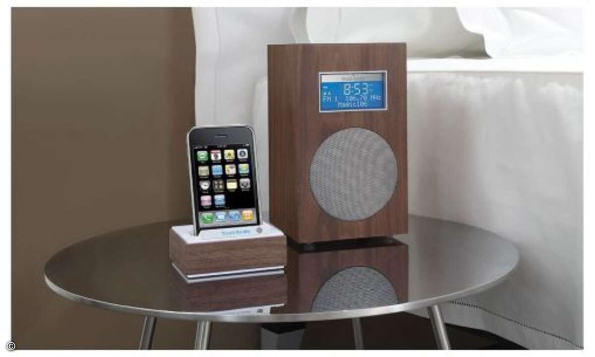 Tivoli bringt anlässlich des 10 Geburtstages ein klassische gestaltetes iPhone-Dock. Das Model Ten gibt's für 249 Euro in Mono und für 349 Euro mit zusätzlichem Lautsprecher für Stereoklang. Die Geburtstags-Edition in weißem Hochglanzlack kostet 299,