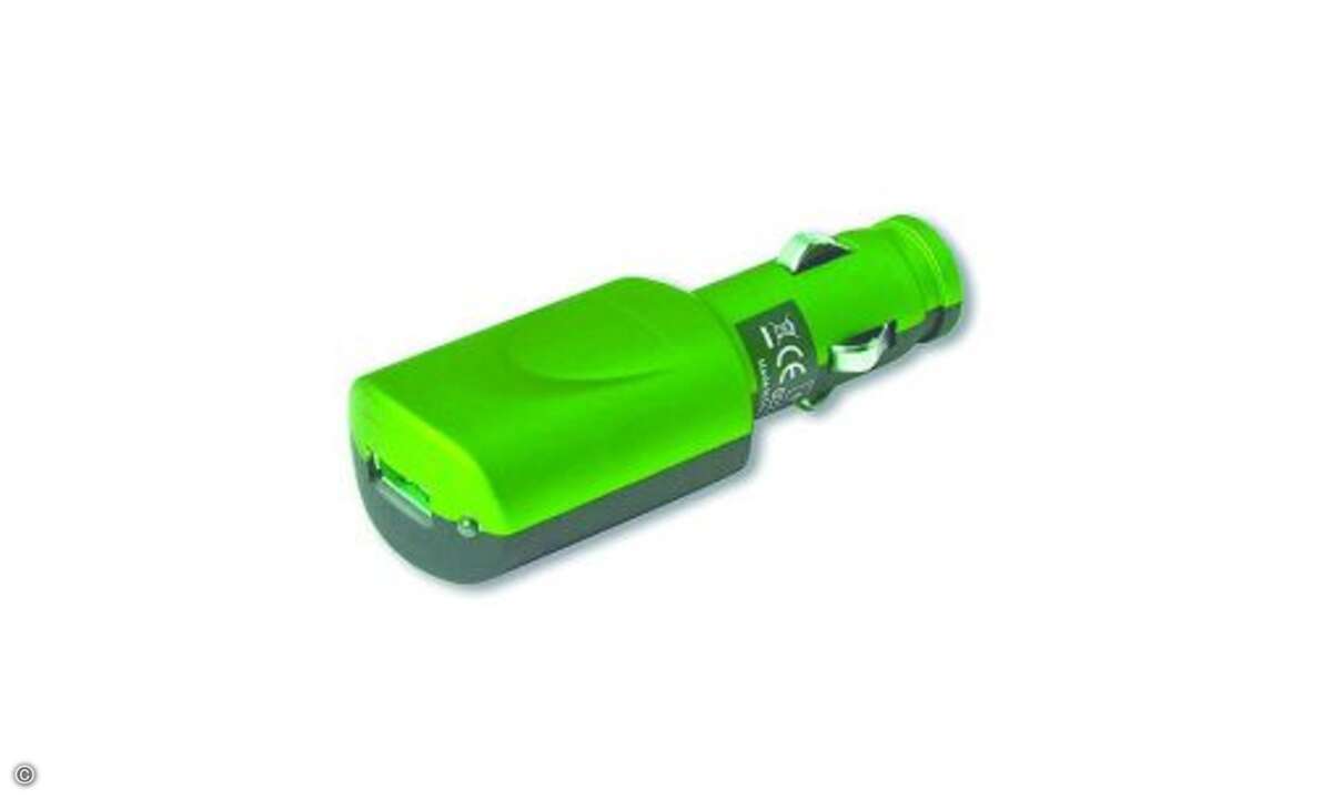 Farbenfroh: Dieser 12-Volt-Farbtupfer fürs Auto heißt iFrogz Voltz luxe und lädt Apples mobilen Gerätepark am Zigarettenanzünder auf. Den USB-Ladezwerg gibt’s noch in den Farben Blau, Pink, Rot oder Silber für 13 Euro.
