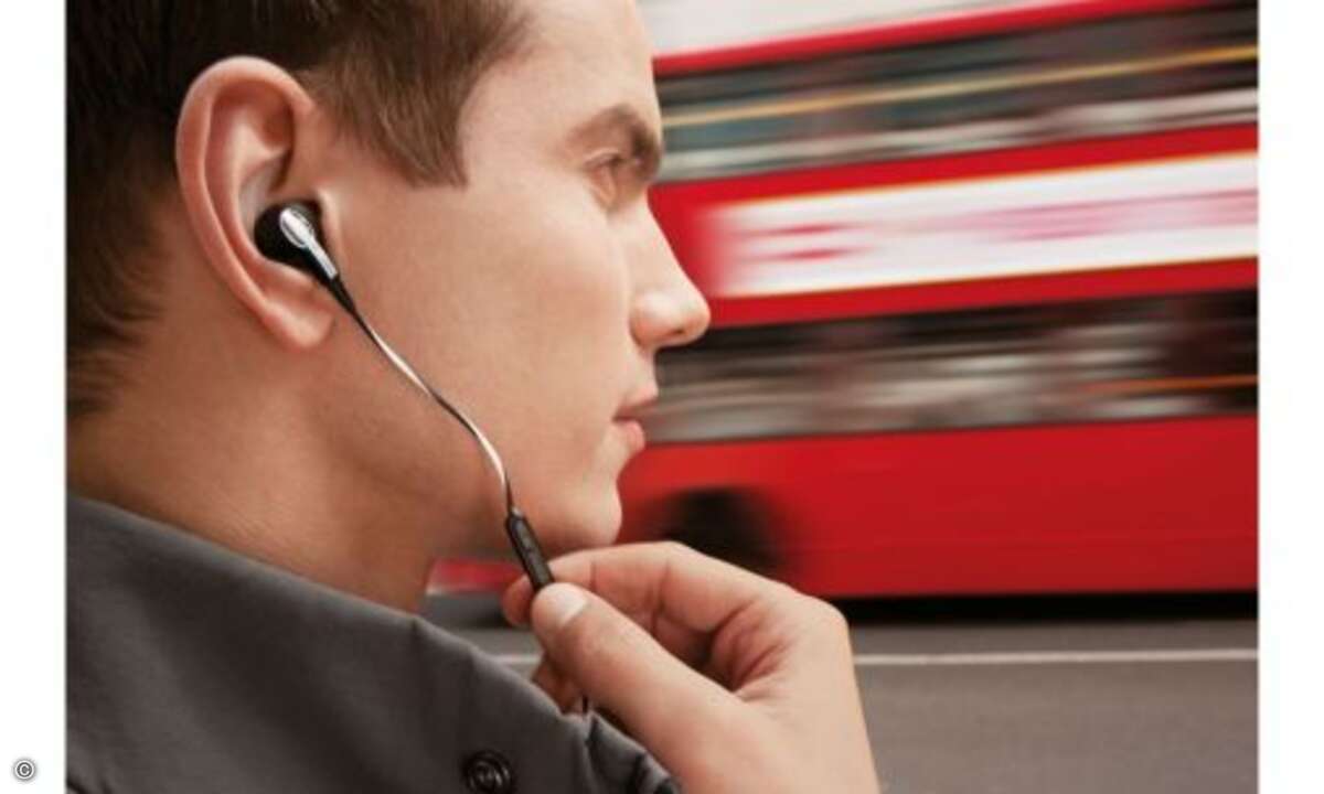 Bose hat mit dem MIE2i für 128 Euro ein spezielles In-Ear-Headset für das iPhone im Programm. Mit dem Inline-Mikrofon samt Fernbedienung kann man Anrufe annehmen, die Lautstärke einstellen und den Musicplayer stoppen. Auch die Sprachsteuerung lässt s