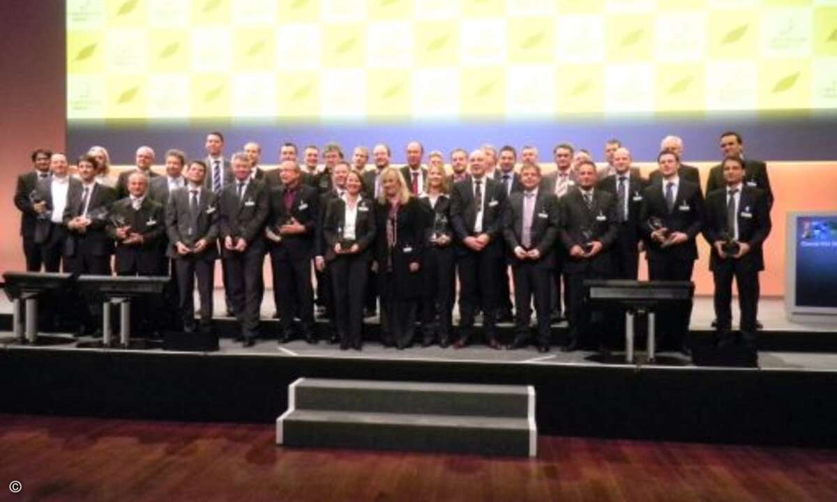 Alle Preisträger der IBM Partner Awards passten nur mit Mühe auf die Bühne