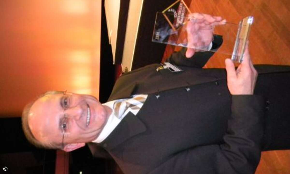 Rolf gertel freut sich über den Award für SHD Technologie und Service