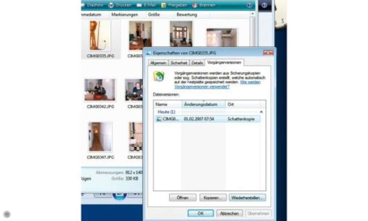 Windows Vista legt Schattenkopien (Sicherungskopien) von geänderten Dateien an. 7. Schritt: Vista-Spezialität: Schattenkopien Die Vista-Versionen Ultimate, Business und Enterprise bieten Wiederherstellungspunkte auch für einzelne Dateien an. Damit