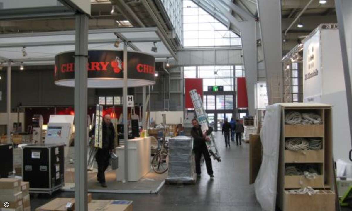 Im Fachhandelszentrum Planet Reseller finden heute die Aufbauarbeiten statt: Noch stapeln sich in den Straßen des Planet die Paletten.