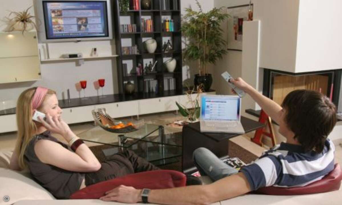 Mit einem neuen Ausstellungsschwerpunkt rückt die CeBIT das Thema intelligente Heimvernetzung stärker in den Fokus. In der Sonderschau »Smart Home« präsentiert die Messe in Halle 19 die komplette Bandbreite an Anwendungen für die Vernetzung der eigen