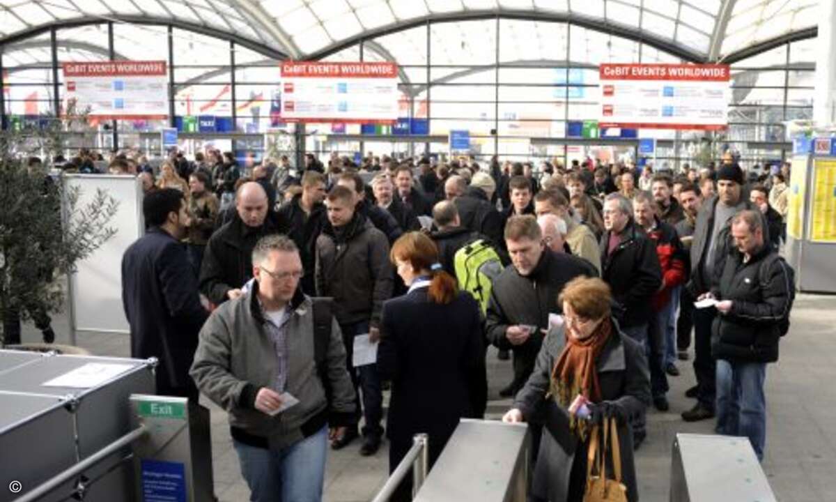Mit CeBIT live sollen in diesem Jahr wieder die Konsumenten angesprochen werden, nachdem in den vergangenen Jahren mehr Wert auf Fachbesucher gelegt worden ist. Die CeBit Live wurde in enger Abstimmung mit den großen Ausstellern entwickelt, weil sich
