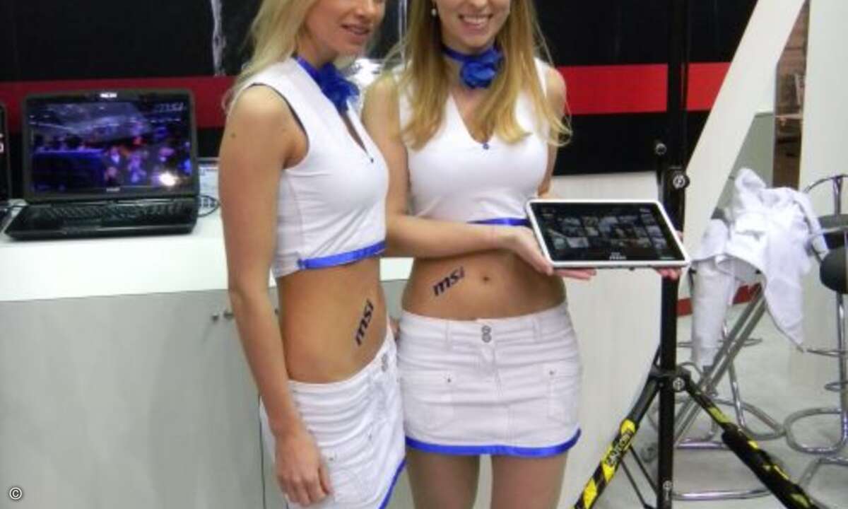 Die MSI-Girls haben so heisse Produkte zu zeigen, dass sie auch in den kühlen Hallen nicht frieren.