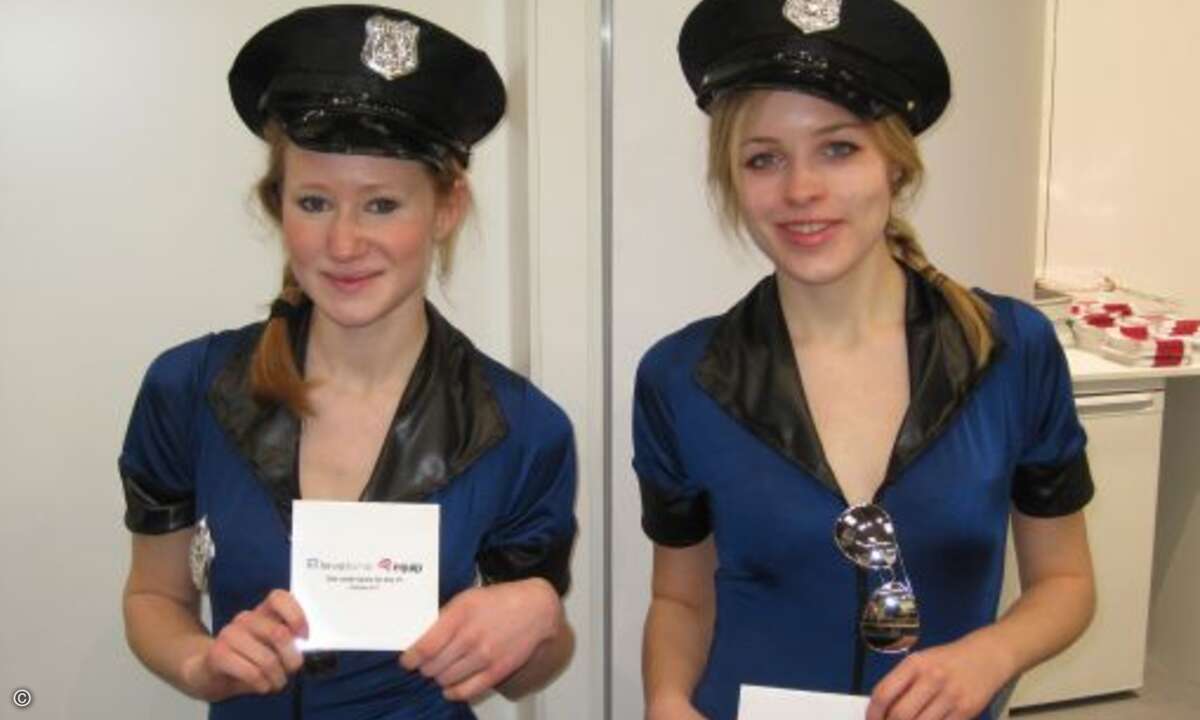 Noch mehr nette Ladies von der Polizei.