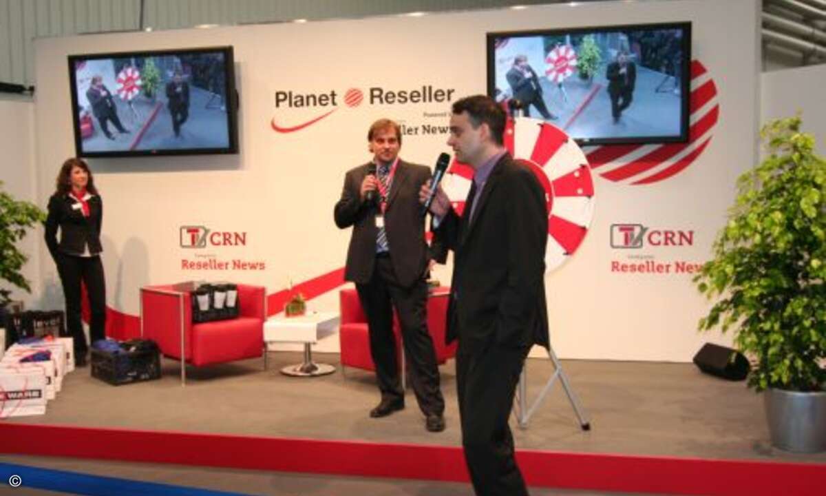 Mehrmals am Tag rufen die beiden charmanten Moderatoren im gläsernen Studio von CRN.TV die Planet-Besucher dazu auf, sich am Glücksrad wertvolle Preise zu erdrehen