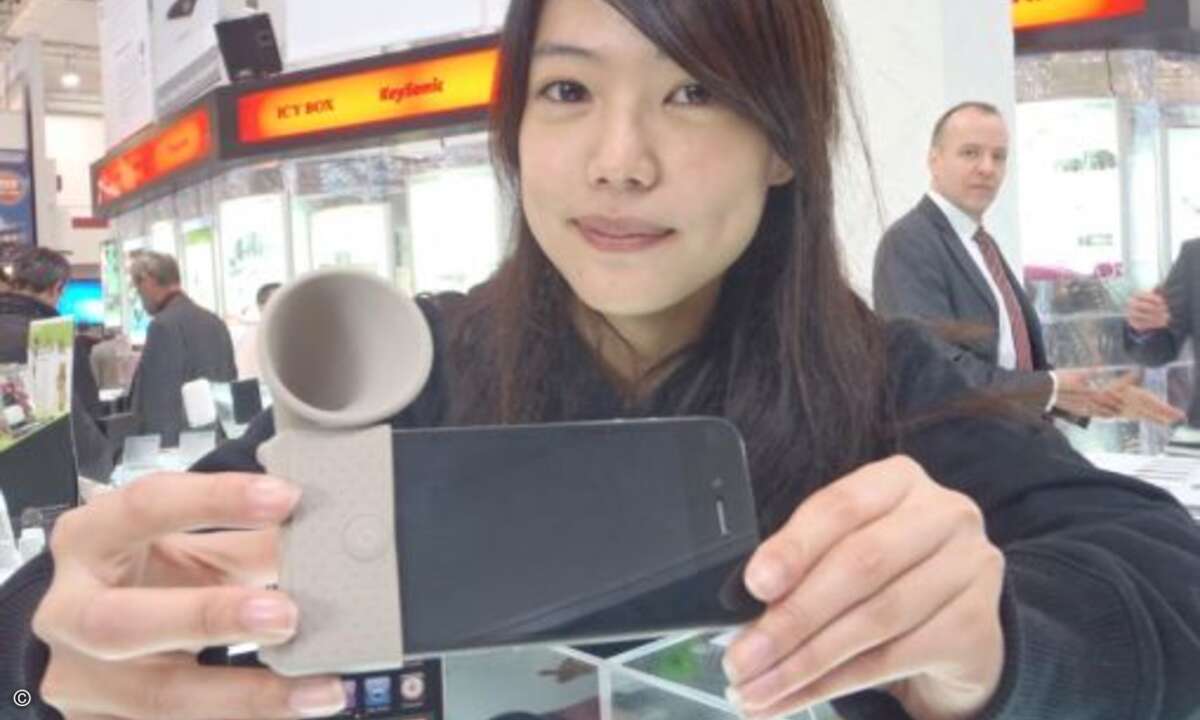 Innovatives in schöner Hand: Der Raidsonic Horn Stand fürs iPhone ist aus reinem Silikon und überrascht mit einer erstaunlichen Klangleistung.