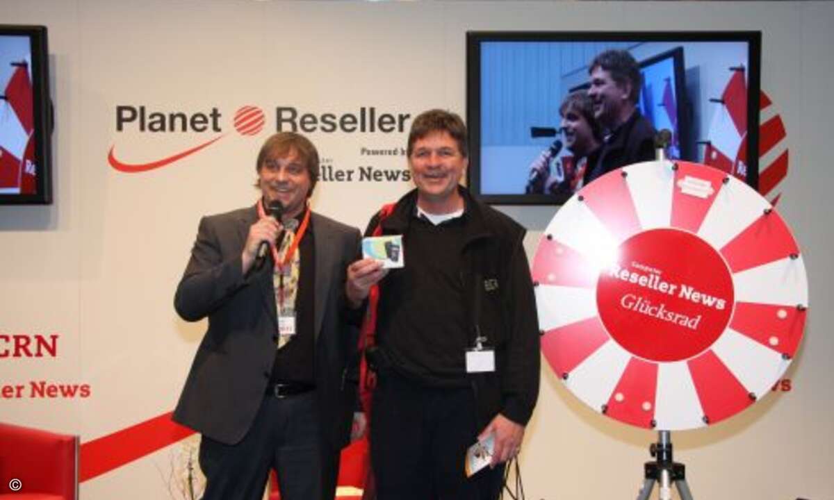 CRN-Moderator Lars Bube mit glücklichem Gewinner
