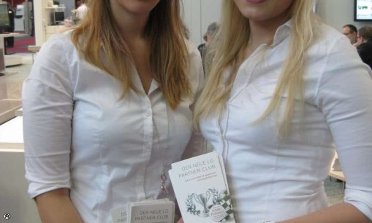 Keine Schwestern, aber dafür ein unschlagbares Duo sind diese beiden Hostessen