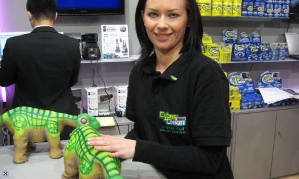 Diese Hostess steht auf das Roboter-Kuscheltier Pleo