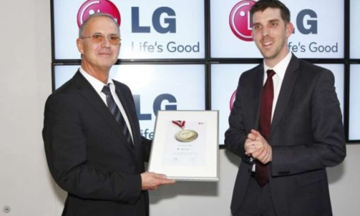 Heinz-Peter Kohley, Leiter Strategische Geschäftseinheit Forschung und Lehre bei der T-Systems International GmbH (links), Knuth Molzen, Sales Manager Systemhaus & Large Account Information System Products bei der LG Electronics Deutschland GmhH (rec