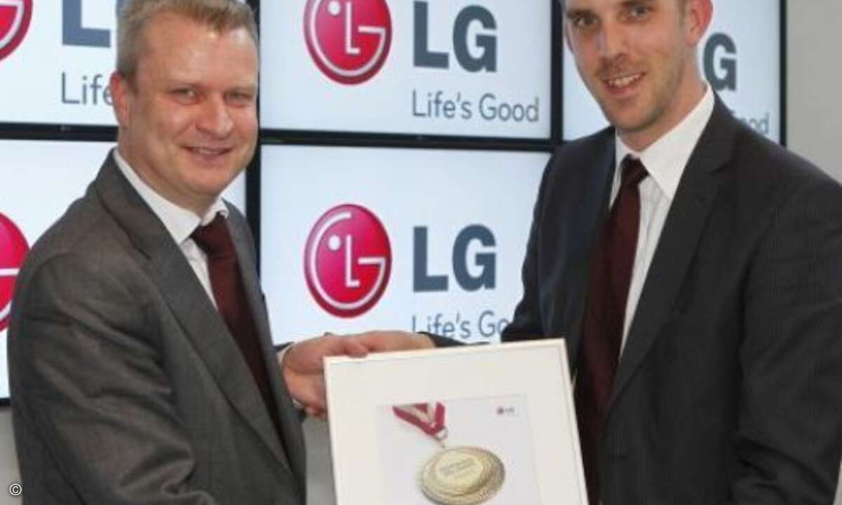 Michael Ulmer, Vendor integrated Productmanager LG
bei Bechtle (links), Knuth Molzen, Sales Manager Systemhaus & Large Account Information System Products bei der LG Electronics Deutschland GmhH (rechts)