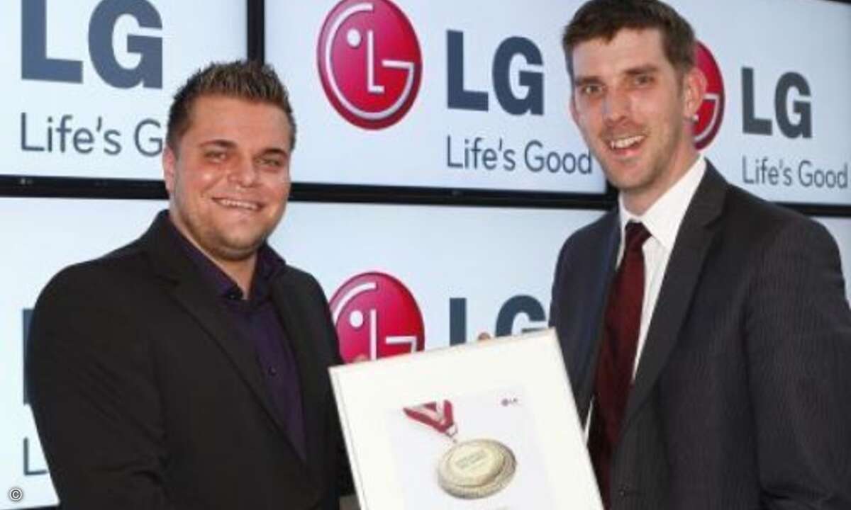 Tobias Scherer, Purchasing Manager von Cancom (links) freut sich über den LG Newcomer Award