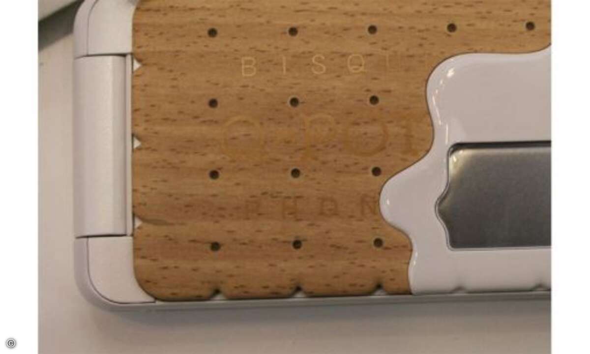 Wer den Keks respektive das Handy etwas heller mag, findet natürlich eine entsprechende Alternative. Gebaut wird der Keks übrigens von Sharp.