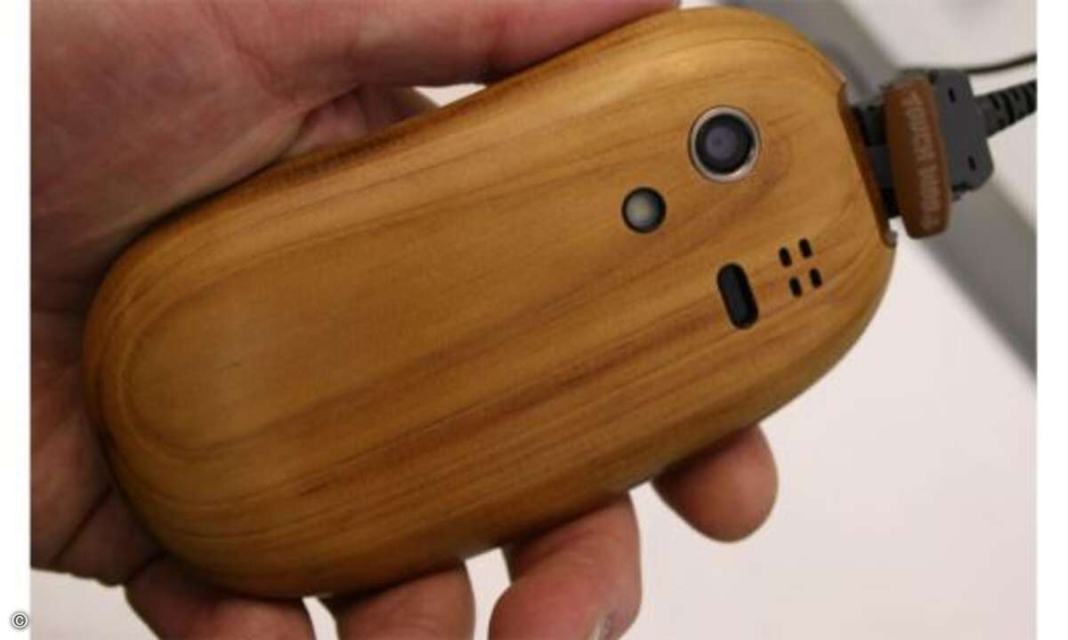 Keine Abholzung fürs Holz-Handy: Sharp weist darauf hin, dass die Oberschale aus überflüssigem Holz aus japanischen Wäldern stammt.