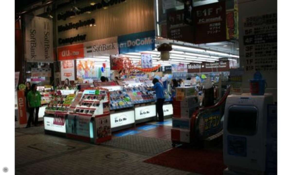 ieser Shop in Akihabara bietet Handys sortiert nach den Netzbetreibern wie Softbank, KDDI oder NTT Docomo.