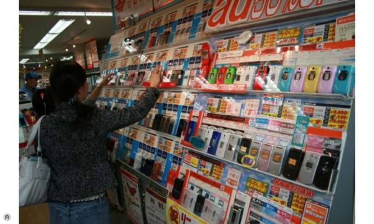 Die Präsentation der Handys in den Shops in Akihabara fällt eher schlicht aus.