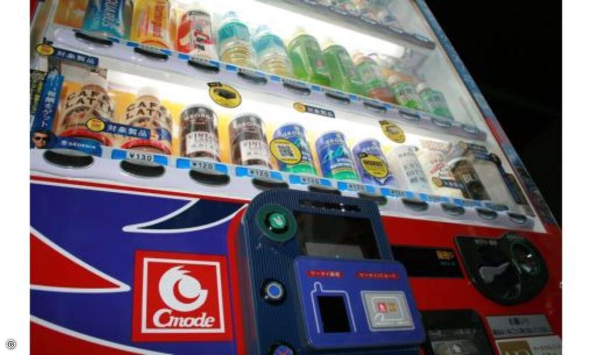 Das Handy-Logo zeigt's an: An vielen Automaten in Tokio kann man per Mobilftelefon bezahlen. Die Netzbetreiber bieten entsprechende Dienste an.