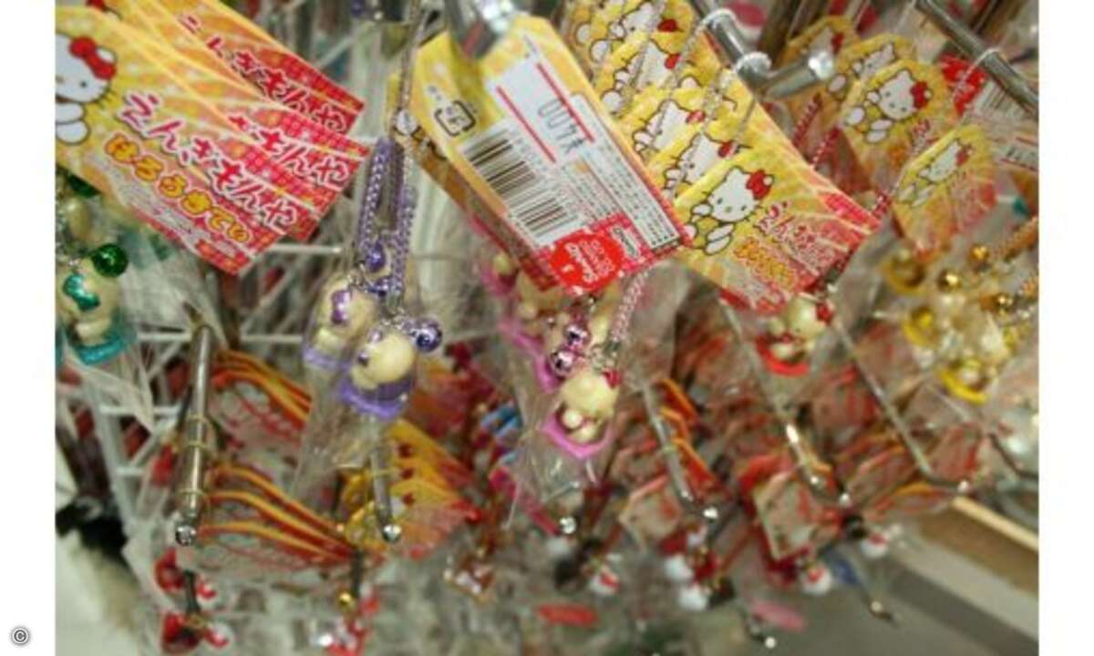 Geschmückt werden die Handys mit kleinen Anhängern.