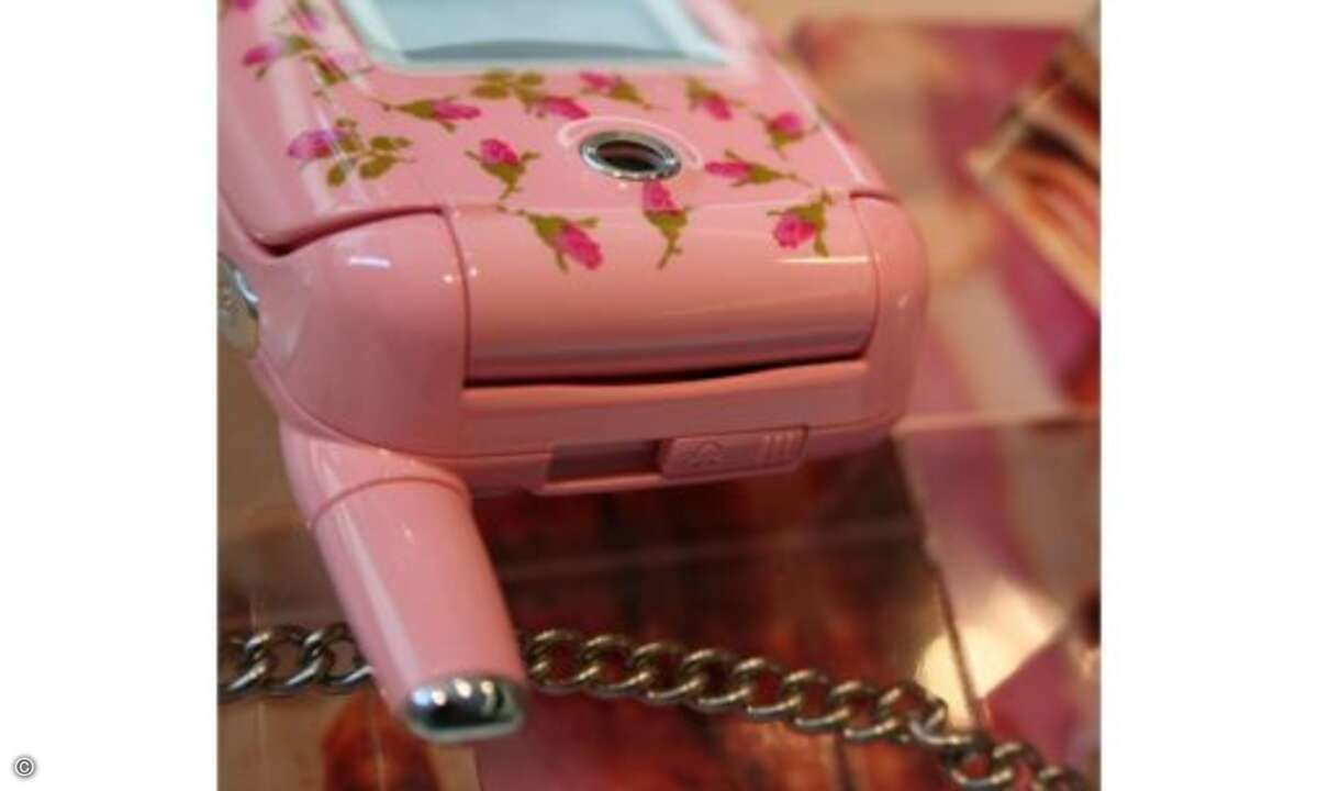 Auch die Japaner mögen es auch mal knalli, wie dieses nicht mehr ganz taufrische Samsung-Handy zeigt.