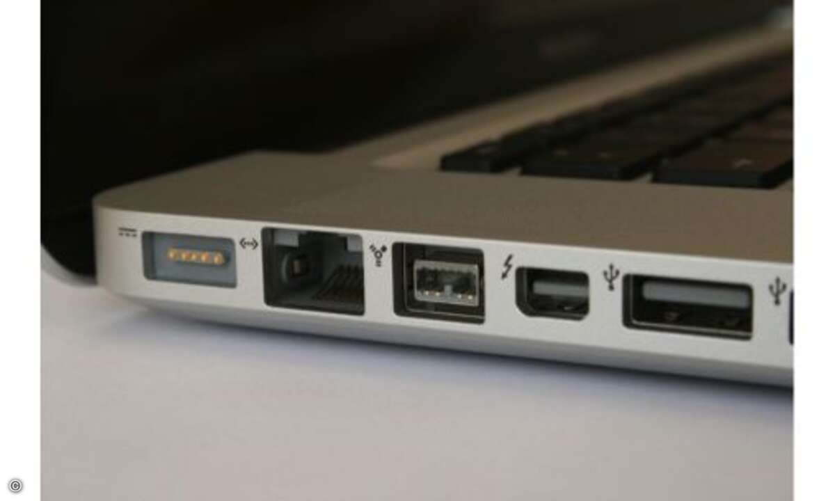 Die Thunderbolt-Schnittstelle des neuen MacBook Pro: Das was nach dem Display-Port aussieht, ist Thunderbolt. Mechanisch ist sie gleich, elektrisch nicht - dennoch kann man DisplayPort-Monitore einfach anstecken. Die neue Schnittstelle soll Daten mit