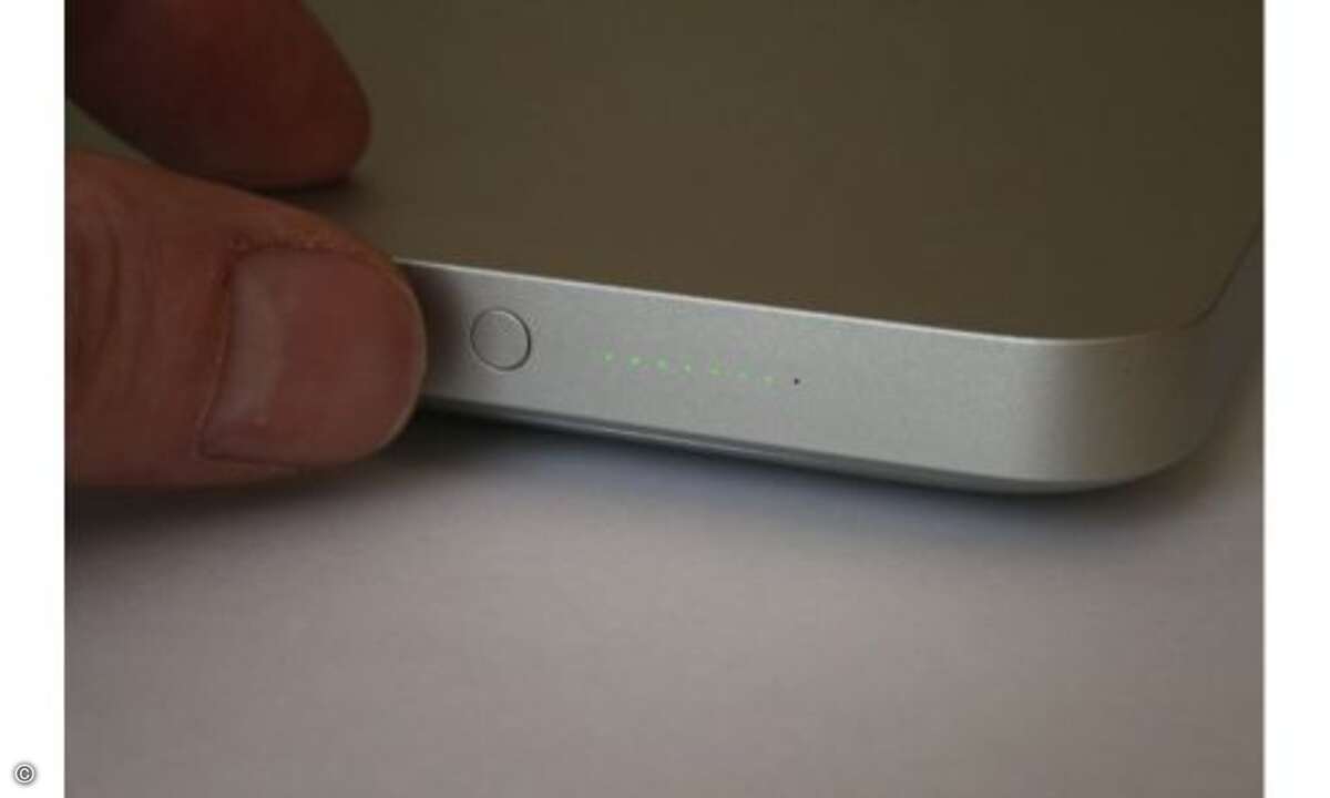 Leicht zu übersehen: Die Anzeige der Akkulade-Kapazität. Nach einem Druck auf den Knopf der linken Gehäuse-Seite zeigen ein paar grüne LEDs an, wie weit der Akku noch geladen ist - auch wenn das Gerät im Standby oder aus ist.