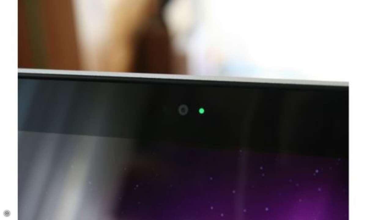 HD-Webcam mit LED: Oben im Display-Rand ist eine jetzt HD-fähige Kamera eingebaut. Die Qualität ist durchaus brauchbar. Die grüne LED zeigt an, dass die Kamera gerade im Einsatz ist.