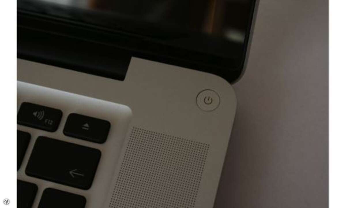 Ein-Aus-Schalter des MacBook Pro: Passend zum Design des Notebooks ist der Ein-Aus-Schalter rechts oben im Gehäuse integriert. Mit ihm kann man das MacBook auch in den Standby schicken.