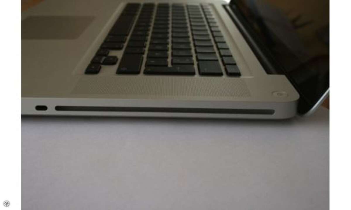 Ohne Plastik-Wackelschlitten: DVDs zum Lesen und Brennen zieht das Notebook ein Im Gegensatz zu vielen anderen Herstellern verwendet Apple in seinen Notebooks nur noch Slot-In-Laufwerke. Da kann nichts abbrechen, aber Mini-CDs und -DVDs passen nur m