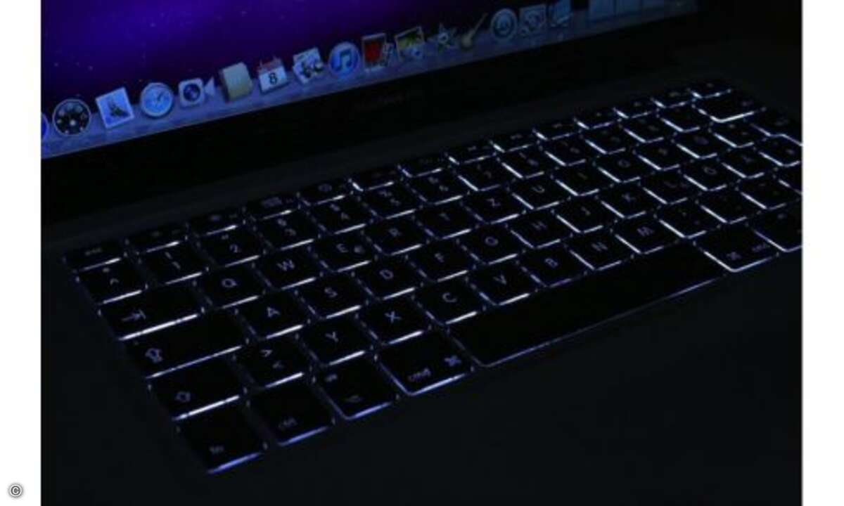 Beleuchtete Tastatur, praktisch in dunklen Räumen: Jetzt wieder Standard in allen MacBook-Pro-Modellen (auch jenen mit 13 Zoll Display-Diagonale): die beleuchtete Tastatur. Wer in dunklen Räumen öfter was zu tippen hat, wird das zu schätzen wissen.