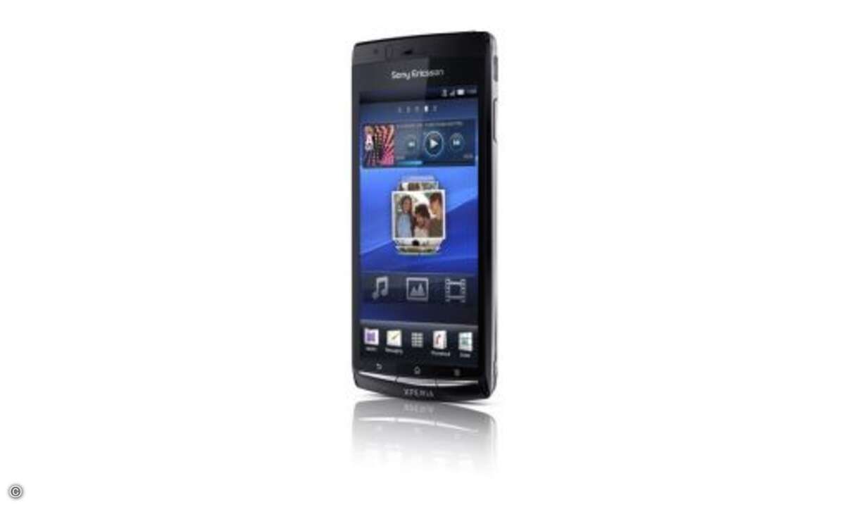 Sony Ericsson Arc:
Das Sony Ericsson Xperia Arc arbietet mit der Android-Version 2.3 und bietet einen 4,2 Zoll großen Touchscreen. Und ein ungewöhnliches Design: Auf dem Tisch liegend deutet der Nachfolger des X10 einen, Arc, also eine Bogen, an.