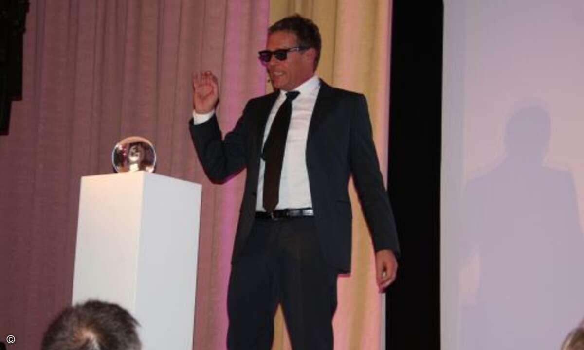 Comedian Christian Tramitz überreicht einen der Awards als Arnie