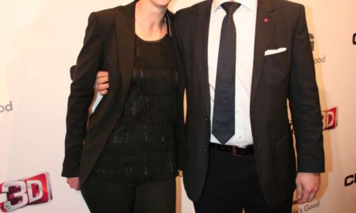 Julia Heymann von F&H Public Relations mit LG-Marketingchef Jason Schiess