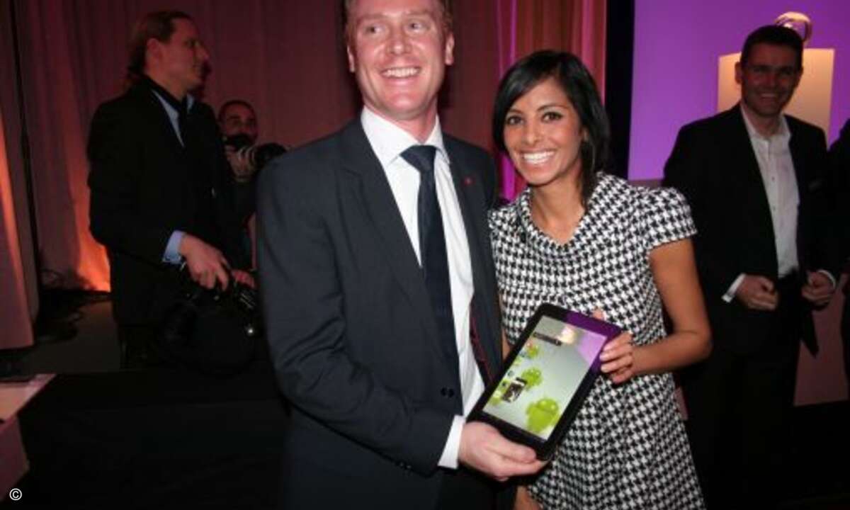 Collien Fernandes hält das neue LG Tablet mit Jason Schiess von LG